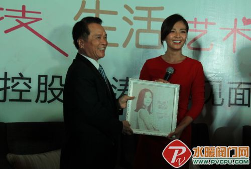 东鹏控股董事长何新明（左）给代言人刘涛（右）赠送纪念礼品