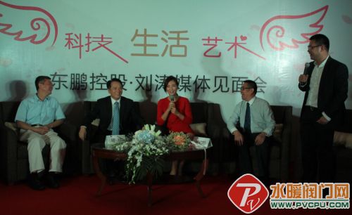 东鹏控股董事长何新明（左）给代言人刘涛（右）赠送纪念礼品