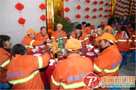 点赞！欧路莎董事长林华友请环卫工同吃团年饭