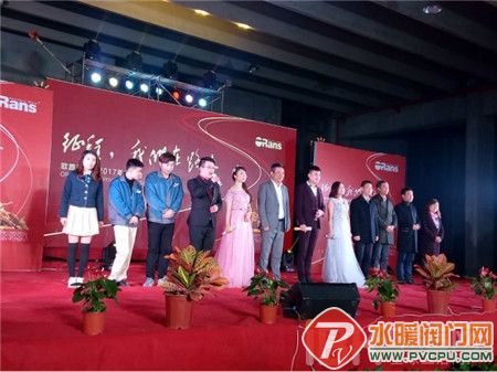 点赞！欧路莎董事长林华友请环卫工同吃团年饭