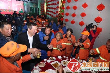 点赞！欧路莎董事长林华友请环卫工同吃团年饭
